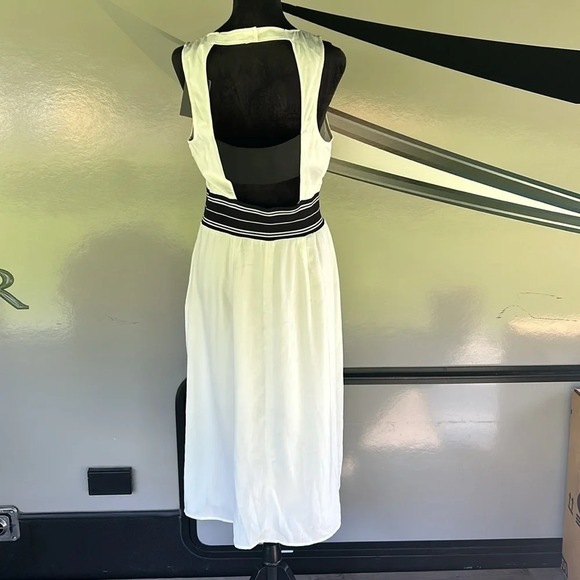 TROUVE Women’s Double Front Split SS Openback Banded Waist Dress Size Medium NWT - Picture 4 of 12